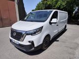 la camionnette blanche est garée sur le parking à côté d'un bâtiment
