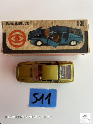 une petite voiture miniature dans une boîte posée sur une table