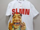 un t-shirt blanc avec l'image d'un homme en train de manger une part de pizza