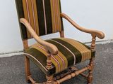 fauteuil rembourré à rayures, avec structure et accoudoirs en bois