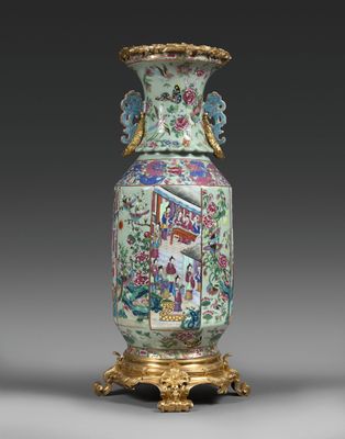 l'image d'un vase surmonté d'une peinture, posé sur un support