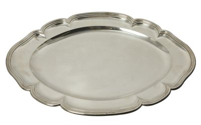 une assiette en argent aux bords festonnés sur fond blanc