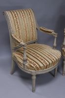 Paire de fauteuils en bois laqué gris à dossiers renversés, … (photo 2)