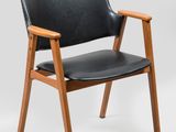 une image représentant un fauteuil en cuir noir sur fond blanc
