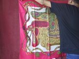 un homme qui accroche une écharpe au mur