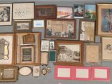 de nombreuses photos encadrées sur le mur de cette pièce
