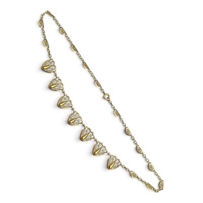 une image représentant un collier en or avec des cœurs suspendus à une chaîne