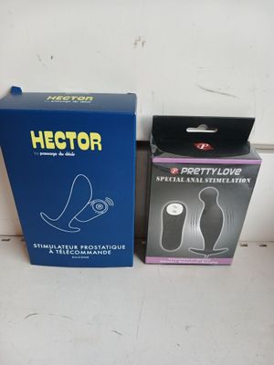 une boîte contenant une paire de chaussures, à côté d'une boîte contenant une paire de chaussures