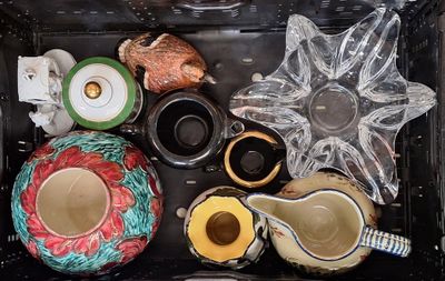 de nombreux types de vases différents dans un bac en plastique