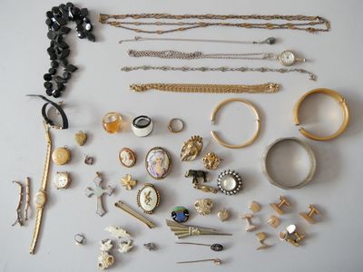 de nombreux types de bijoux sur la table