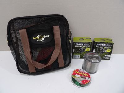 un sac noir muni d'une poignée marron, à côté de quelques boîtes de conserve et d'un bidon