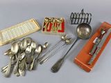 de nombreuses cuillères en argent, des cuillères à soupe et une boîte d'argenterie