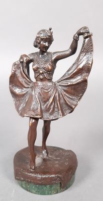 statue en bronze représentant une femme tenant un éventail, posée sur un socle en marbre