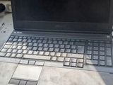 un ordinateur portable posé sur une table