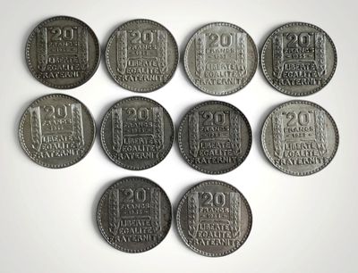 six types de pièces différents sont présentés sur une surface blanche