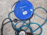 un tuyau bleu et un compresseur bleu posés par terre