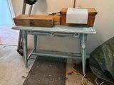 une petite table sur laquelle est posée une boîte en bois