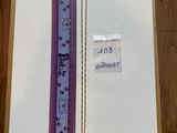une photo d'une feuille de papier à laquelle est attachée une chaîne