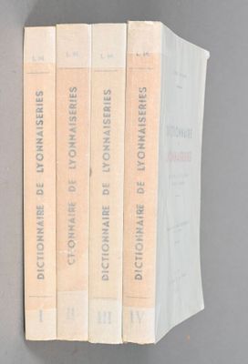 trois livres sont empilés sur une table