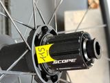 un gros plan d'une roue de vélo sur laquelle est collé un autocollant jaune
