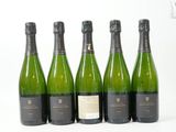 six bouteilles de champagne sont alignées