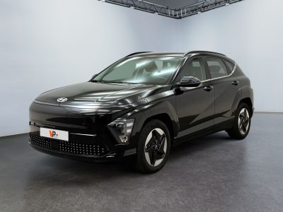 La voiture noire est garée dans le garage de l'immeuble.
