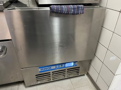 un lave-vaisselle en acier inoxydable dans un coin de la cuisine
