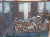 une photo d'un tableau représentant une moto posée sur une table