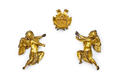 trois figurines d'anges dorées sur fond blanc