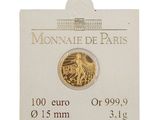 gros plan d'une pièce d'or sur fond blanc