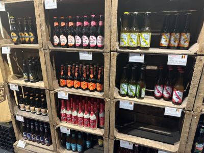 Bouteilles de bières de différents brasseurs - Photo 1