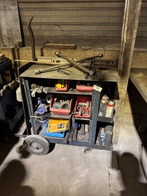 une image d'un établi avec des outils dessus