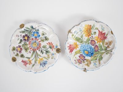 Deux assiettes en faïence italienne à décor polychrome de fl…