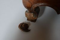 Commode à façade galbée en châtaignier teinté acajou mouluré… (photo 5)