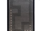 un tapis noir et gris orné d'un motif carré