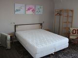 un lit qui se trouve dans une chambre dotée d'un cadre en bois