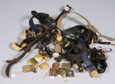 une pile d'objets assortis sur une table