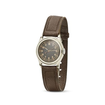 un gros plan d'une montre-bracelet avec un bracelet en cuir marron