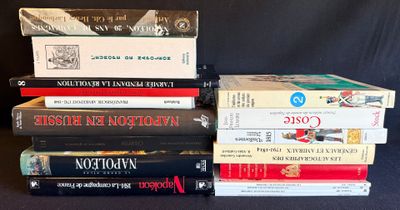 plusieurs livres empilés sur une table
