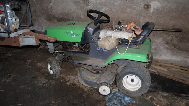 Tondeuse autoportée en mauvais état LAWN STAR 12.36. Non testée. ...