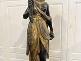 statue en bronze représentant une femme tenant un oiseau, posée sur un socle en marbre