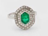 une bague en émeraude et diamant