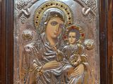 une icône ancienne représentant la Vierge à l'Enfant Jésus, sur un cadre en bois
