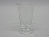 un vase en verre posé sur une table