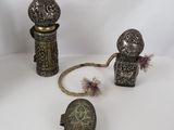 trois pièces d'argenterie ancienne posées sur une surface blanche