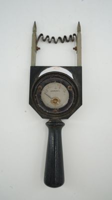 une horloge fixée à un décapsuleur