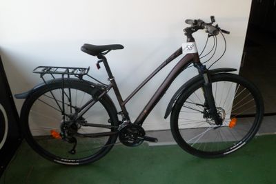 un vélo garé à côté d'une chaîne hi-fi