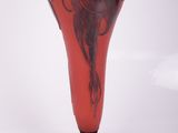 un vase en verre rouge orné d'un motif noir
