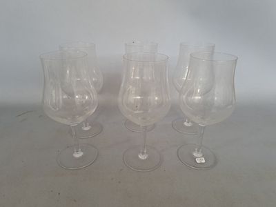 trois verres à vin vides posés sur une table, sur fond blanc