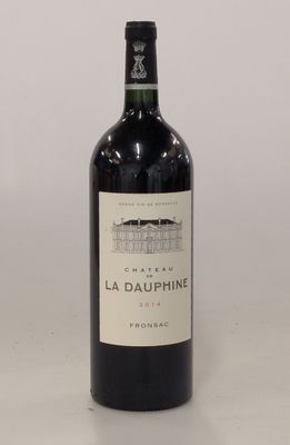 une bouteille de vin posée sur une table